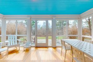 ein Zimmer mit Tisch, Stühlen und Fenstern in der Unterkunft Close to Copake Lake! 4-Season Escape w/ Sauna in Copake