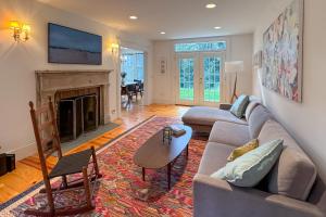 ein Wohnzimmer mit Sofa und Kamin in der Unterkunft Close to Copake Lake! 4-Season Escape w/ Sauna in Copake