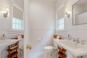 ein weißes Badezimmer mit zwei Waschbecken und einer Toilette in der Unterkunft Close to Copake Lake! 4-Season Escape w/ Sauna in Copake + 37 Fotos