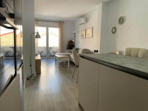 a kitchen and living room with a counter and a living room at Modern Apartment Near Golf, Beach & Marina in San Pedro del Pinatar