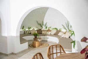 an archway with a couch in a living room at Casa Ubedas in Almería