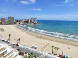 a view of a beach with buildings and the ocean at Chalet entre playas in Oropesa del Mar