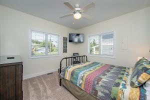 a bedroom with a bed and a ceiling fan at Apres Ski by Railey Vacations in McHenry