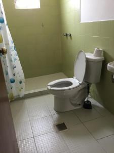 a bathroom with a toilet and a shower at departamento Terraza Amecameca II in Amecameca de Juárez