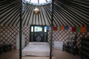 a room with a bed in a yurt with a window at Agriturismo Olistico Atman in Monzambano