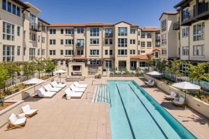 an image of a swimming pool at a hotel at Mint House Menlo Park by Kasa in Menlo Park