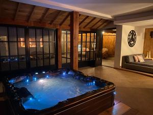 a jacuzzi tub in the middle of a room at The Edewallenaar in Kortemark