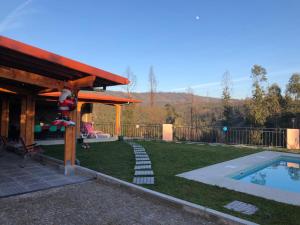 a backyard with a swimming pool and a house at Eucalyptus Pink House in Covelo