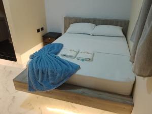 a bed with a blue blanket on top of it at Hotel y parqueadero La Colonia Inn in Socorro +8 photos