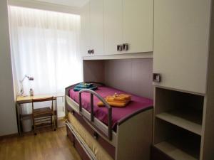ローマにあるLatere Vatican Loftの二段ベッド1組、デスクが備わる小さな客室です。
