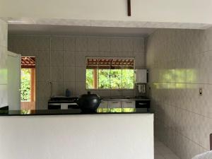 a kitchen with a large bowl on the counter at Raízes do Cerrado in Cavalcante