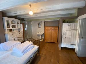 ein Schlafzimmer mit einem Bett und einem Waschbecken in der Unterkunft L'Ardoise in Bertrix + 8 Fotos