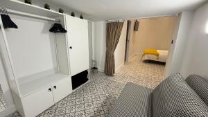 a living room with a tv and a couch at Alojamiento Lope d vega in Alba de Tormes