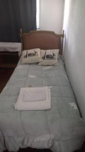a bed with two pillows and a blanket on it at Apartamento céntrico Campana in Campana