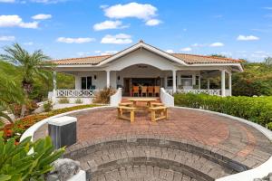 a house with a brick patio in front of it at Villa Strelitzia in Dorp Soto