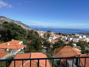 widok na miasto z domów i ocean w obiekcie Casa das Cruzes w Funchal