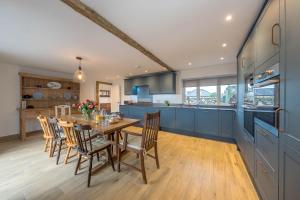 a kitchen and dining room with a table and chairs at Melin-Bennar in Dyffryn