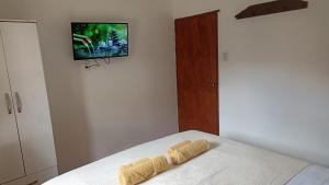ein Bett mit einem Handtuch darauf in der Unterkunft Descanso Perfecto Ruta 34, Wifi, Cochera e Ideal para Viajeros, 3 personas in Fernández