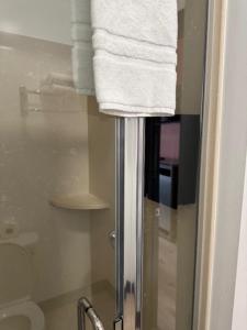 ein Badezimmer mit Dusche und weißen Handtüchern in der Unterkunft Europa Hotel in San Francisco + 74 Fotos