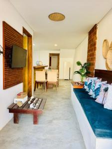 a living room with a couch and a tv at Casa Aura Solis Preá in Prea