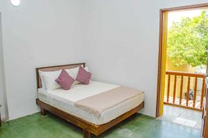 a bedroom with a bed and a balcony at SGH Hotel San Agustin in Santa Marta
