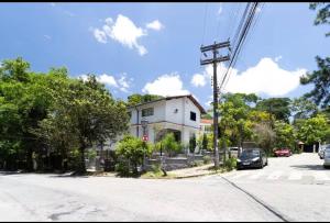 a white house on the side of a street at Espaço do Imperador in Petrópolis