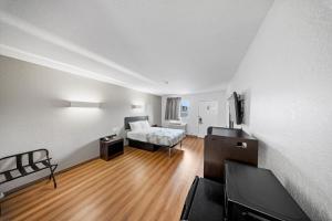 a living room with a bed and a tv in a room at Motel 6-Moultrie, GA in Moultrie +18 photos