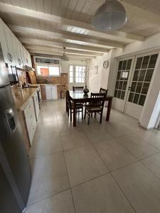 a kitchen and dining room with a table and chairs at El descanso in Ramallo