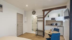 a small room with a table and a kitchen and a room at Manu Chalons in Chalons en Champagne +71 photos