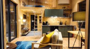 ein Wohnzimmer mit Sofa und eine Küche in der Unterkunft Panorama Studio - Sauna, Lakeview & Fireplace in Skaveröd