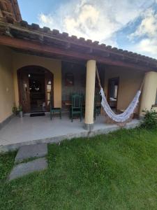 a porch of a house with a net at Chalé Vista Pedra Azul in Domingos Martins
