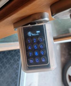 a cell phone is hanging from a door handle at Le Doudou, Charmant T2 avec Terrasse et Climatisation in Marmande