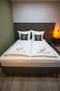 a large bed with white sheets and pillows at DLG-STAYS Iserlohn in Iserlohn +7 photos