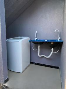 a bathroom with a sink and a trash can at Residencial Monteiro Luna in Benevides