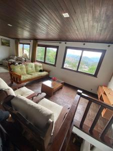 an overhead view of a living room with windows at Pousada Por do Sol in Teresópolis