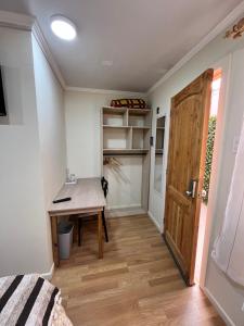 a room with a desk and a door at Nueva Carrera in Illapel