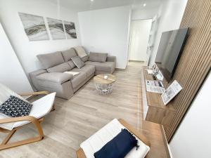 ein Wohnzimmer mit Sofa und Fernseher in der Unterkunft Bare Bare Etxea in Lekeitio