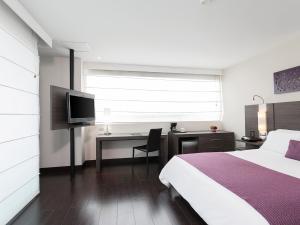 Televiisor ja/või meelelahutuskeskus majutusasutuses Hotel bh El Poblado