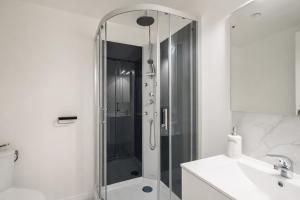 a bathroom with a shower and a sink at Manu Chalons in Chalons en Champagne