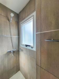 a bathroom with a shower with a window at Brisa Austral Comodoro in Comodoro Rivadavia +15 photos