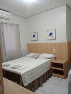 ein kleines Schlafzimmer mit einem Bett und einem Tisch in der Unterkunft A M Hotel in São Luís + 20 Fotos