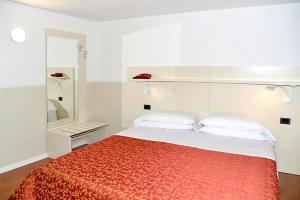 Llit o llits en una habitació de Hotel Amadeus