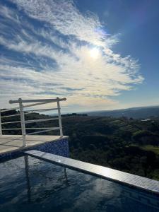 ein Schwimmbad mit Blick auf den Himmel in der Unterkunft Aroma Chalet in Ḩūmīn al Fawqā
