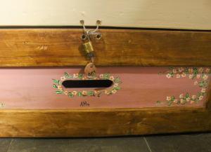 a wooden box with a picture of a crown on it at Artetude Hostel Cultural in Barra de Guaratiba