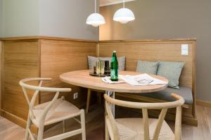 ein Esszimmer mit einem Tisch und zwei Stühlen in der Unterkunft Green Kööv in Wenningstedt-Braderup + 8 Fotos