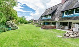 ein Bild von einem Haus mit Garten in der Unterkunft Green Kööv in Wenningstedt-Braderup