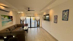 ein Wohnzimmer mit Sofa und Deckenventilator in der Unterkunft Casa de Lemon in Coco