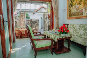 a living room with a table and a couch at Thiện Homestay Dốc Lết -Gần Biển & Nguyên Căn in Ba Ha
