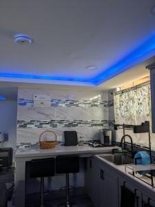 a kitchen with a blue ceiling and a sink at Lawrence Legacy Stays in Beaulieu