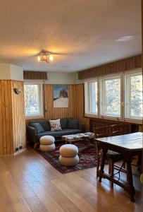 a living room with a couch and a table at Ca' Scalinatella in Cortina dʼAmpezzo